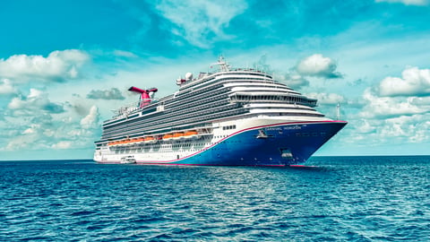 Un bateau de croisière.