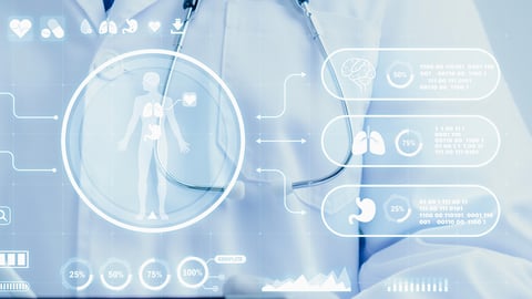 Médecin travaillant sur une tablette