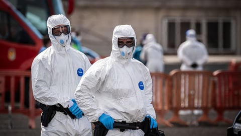 Les passagers du bateau de croisière où a eu lieu un foyer d'infection d'hantavirus sont évacués par des autorités sanitaires le 10 mai 2026. (Photo d'Andres Gutierrez/Anadolu via Getty Images)