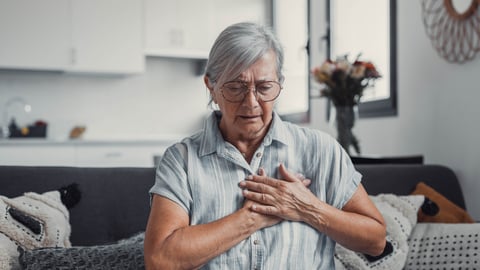 Douleur poitrine femme