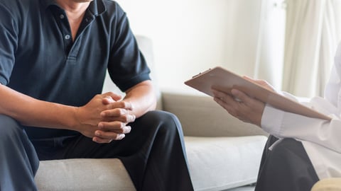 Un homme en consultation discute d'un problème de santé gênant, comme la dysfonction érectile.