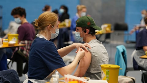 Un étudiant se fait vacciner à l'Université du Kent, en Angleterre, en mars 2026. (Photo: Gareth Fuller/PA Images/Getty Images)