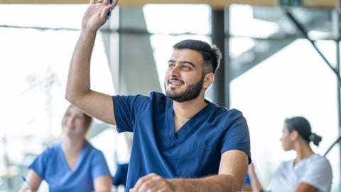 Etudiant en médecine qui lève la main