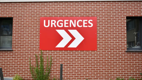 Panneau indiquant les urgences.