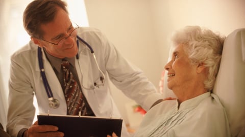 Médecin au chevet d'une patiente âgée