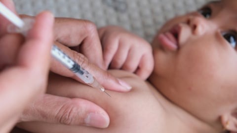 Un bébé reçoit un vaccin
