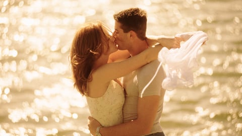 Un couple qui s'embrasse