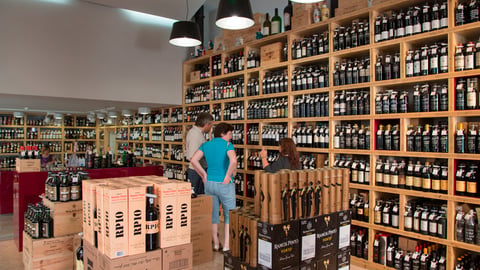 Des clients se font conseiller pour l'achat de vin.