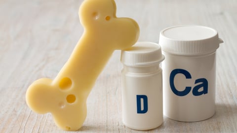 Représentation de suppléments de vitamine D et de calcium.