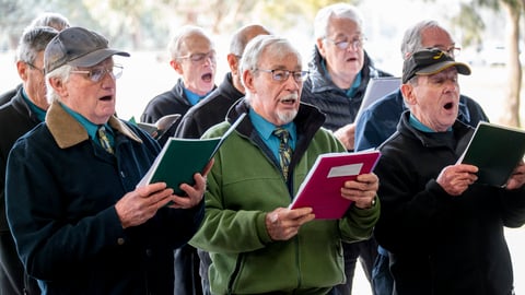 Personnes âgées qui chantent