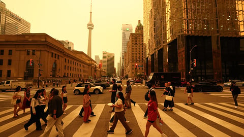 La fumée des feux de forêt du nord de l'Ontario entraîne une dégradation de la qualité de l'air au-dessus de la ville, à Toronto, dans l'Ontario (Canada), le 15 juillet 2026. (Photo: Cole Burston/AFP/Getty Images)
