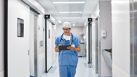 Médecin dans un couloir d'hopital