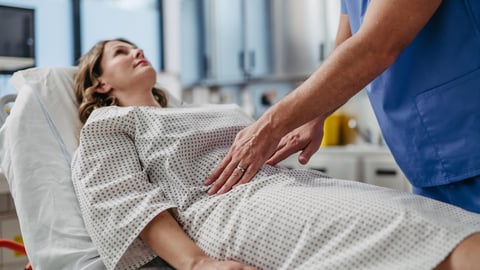 Une patiente consulte une gynécologue pour des douleurs liées à l'endométriose