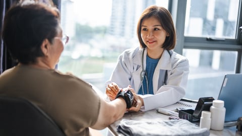 Une médecin asiatique et sa patiente asiatique