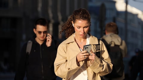 Femme sur son cellulaire intelligent