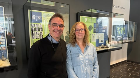 Le Pr Jean-François Bussières et la graphiste de la Faculté de pharmacie de l'UdeM, Rachel Vincent, devant l'Expo sur la FIP. (crédit: courtoisie)