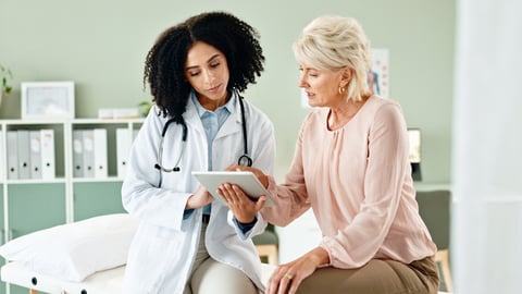 Une femme dans la cinquantaine consulte une médecin en cabinet.