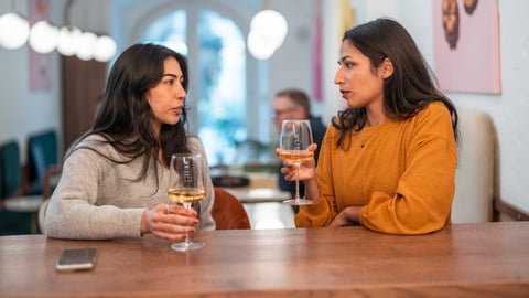 Deux femmes buvant un verre