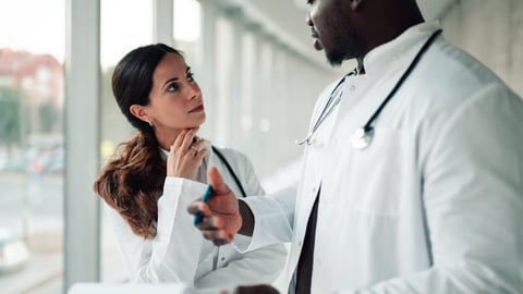Deux médecins en train de parler