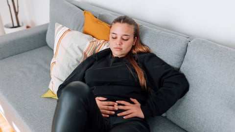 Une adolescente atteinte de SMOP a des douleurs aux ovaires