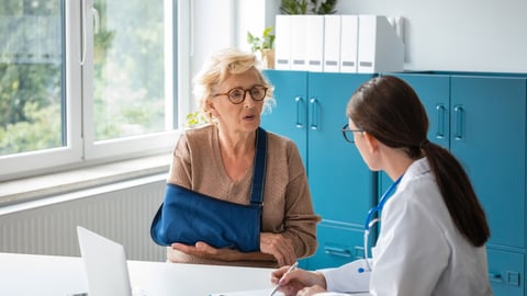 Une femme âgée souffrant d'une fracture au coude consulte une médecin