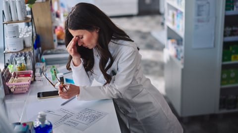 Une pharmacienne fatiguée au comptoir