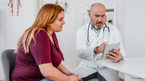 Une jeune patiente discute avec son médecin de famille