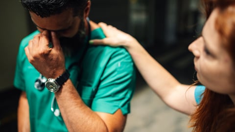 Médecin qui supporte un collègue