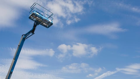 Une nacelle élévatrice bleue.