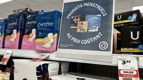 Une affichette d'information à la clientèle au Familiprix Jean-Maurice Weber. (crédit: Anaïs Bouitcha)