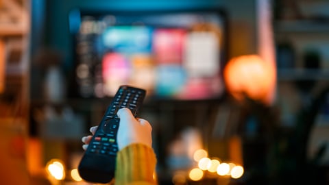 Une personne regarde la télévision.