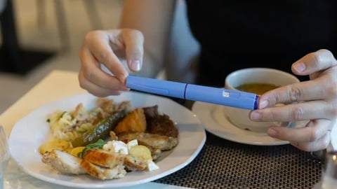 Stylo ozempic devant une assiette