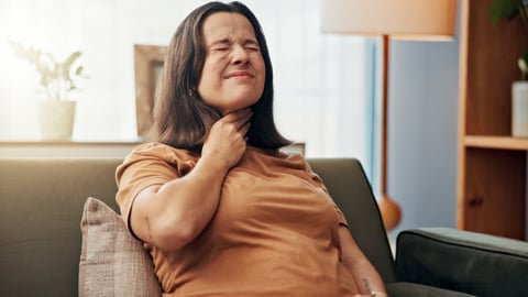 Femme avec reflux gastrique