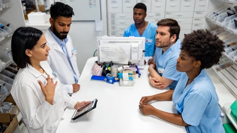 Une équipe de pharmacie discute