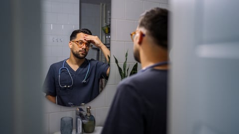 Médecin devant un miroir