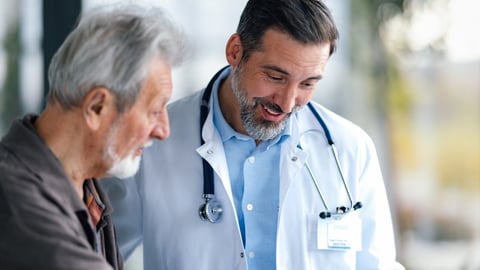 Médecin en consultation avec un patient