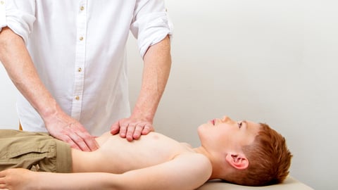 Médecin palpe le ventre d'un enfant