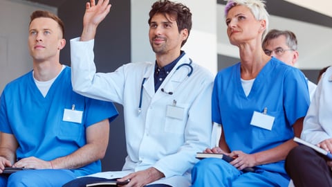 Médecin qui leve la main