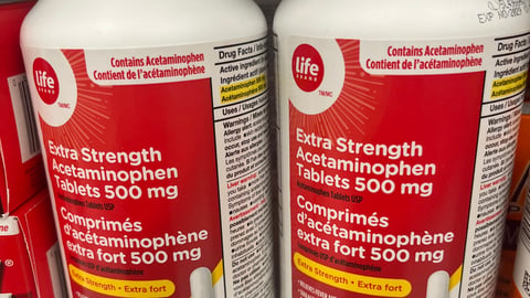 Des boîtes de 500 comprimés d'acétaminophène sur les étagères d'une pharmacie au Québec. (crédit: la rédaction)