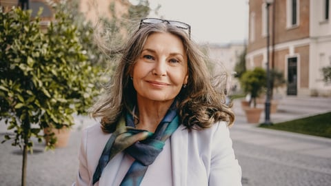 Une femme dans la soixantaine est sereine.