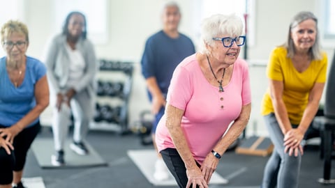 Un groupe de personnes âgées font de l'exercice physique