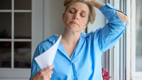 Une femme atteinte de ménopause souffre de bouffées de chaleur