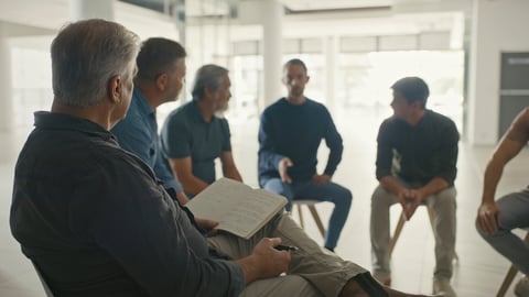 Groupe d'hommes en réunion.
