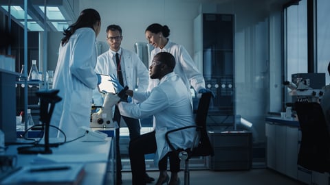 une équipe d'experts élabore le protocole d'un essai clinique