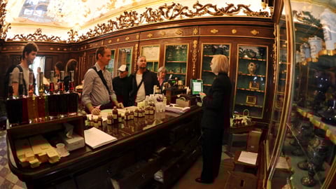 des clients dans la plus vieille pharmacie d'Italie