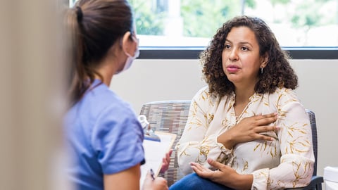 Patiente en discussion avec son médecin