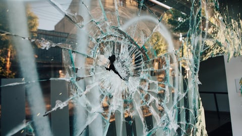 Vitrine de commerce vandalisée