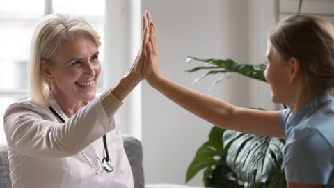 High five entre une médecin de famille et sa patiente