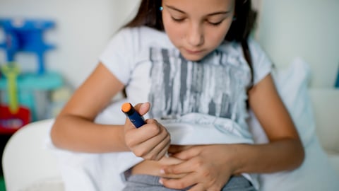Une petite fille se fait une injection epipen 