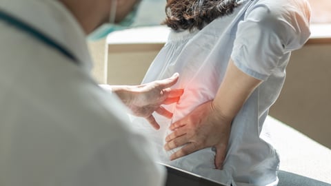 Une femme consulte un médecin pour des douleurs chroniques.